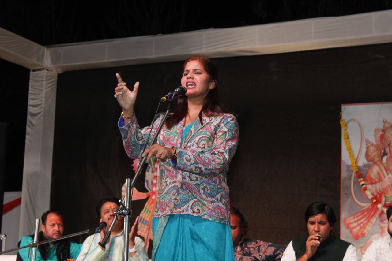 कवियों की वीर-भक्ति और व्यंग्य की रचनाओं ने श्रोताओ को किया मंत्र मुग्ध