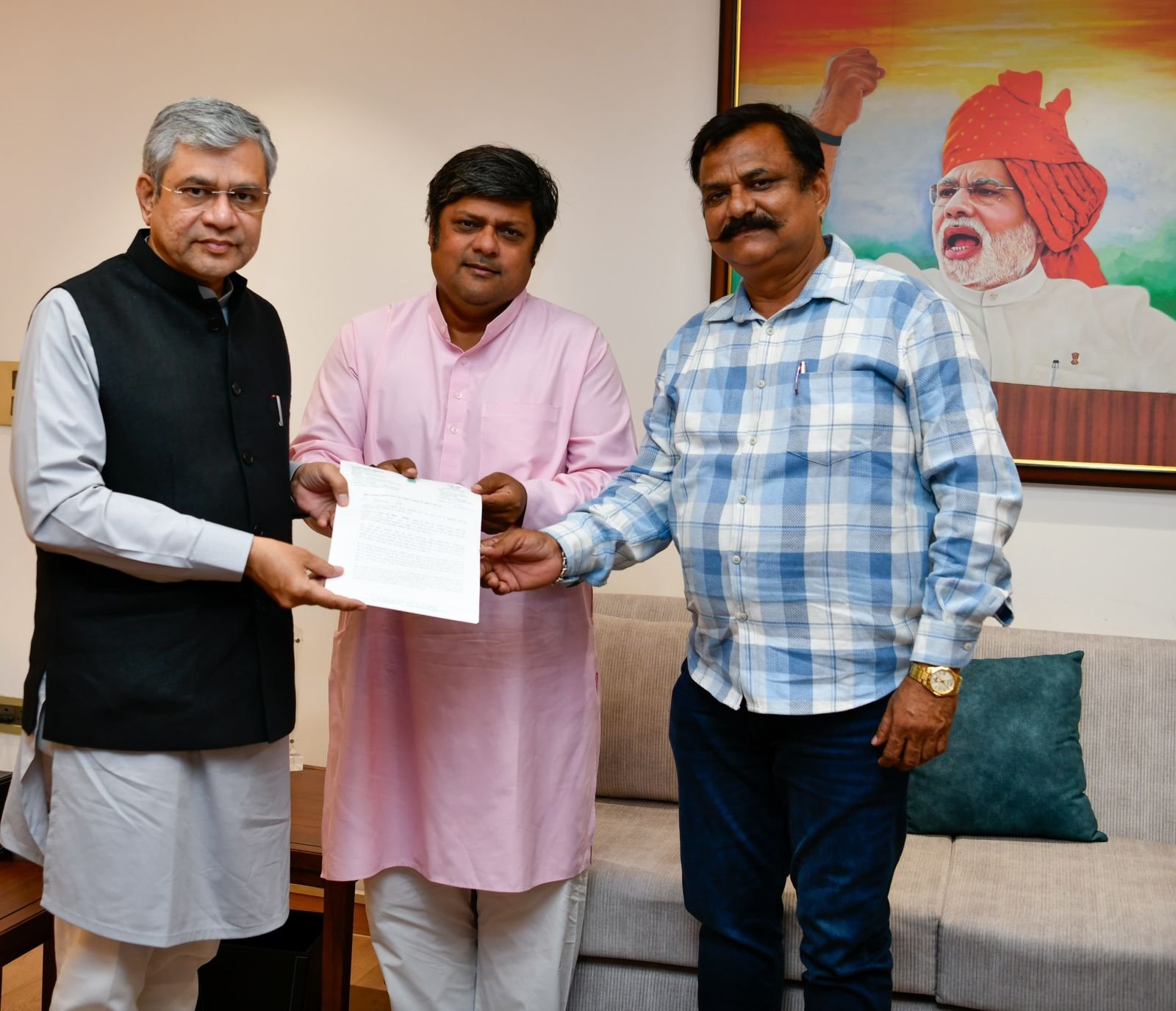 राजगढ़ और बीना के लिए नई ट्रेनें चलाई  जाएं, सांसद दुष्यंत सिंह की रेल मंत्री से मुलाक़ात,रेल सेवाओं के विस्तार से जुड़े 17 विषय रखे