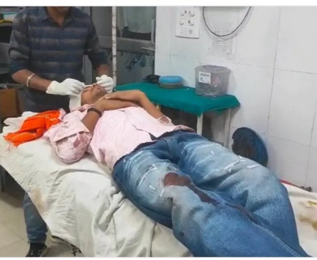 बाइक डिवाइडर से टकराई, दादा-दादी व पोता घायल