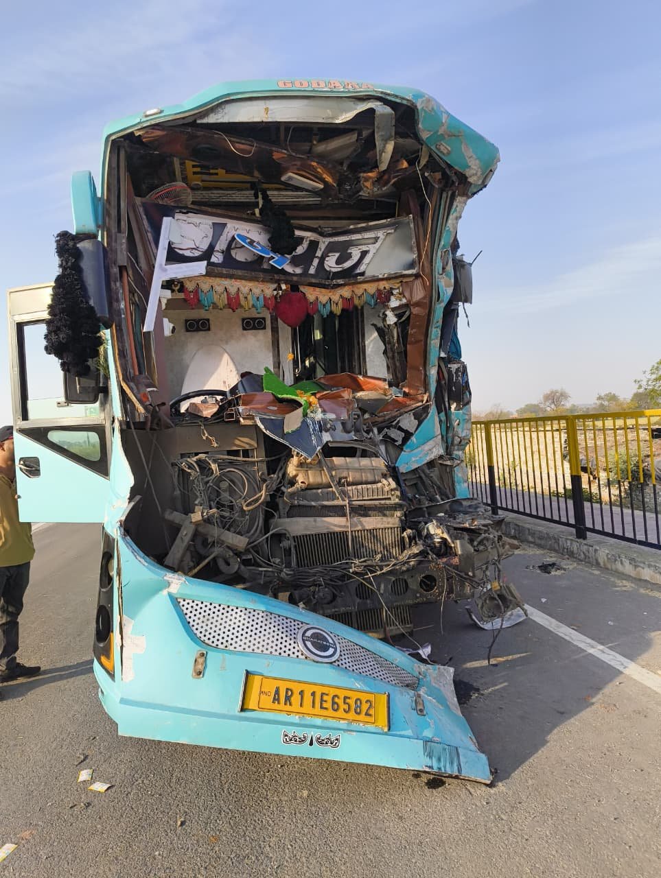 ओवरटेक करते समय ट्रक से टकराई बस, 13 यात्री घायल