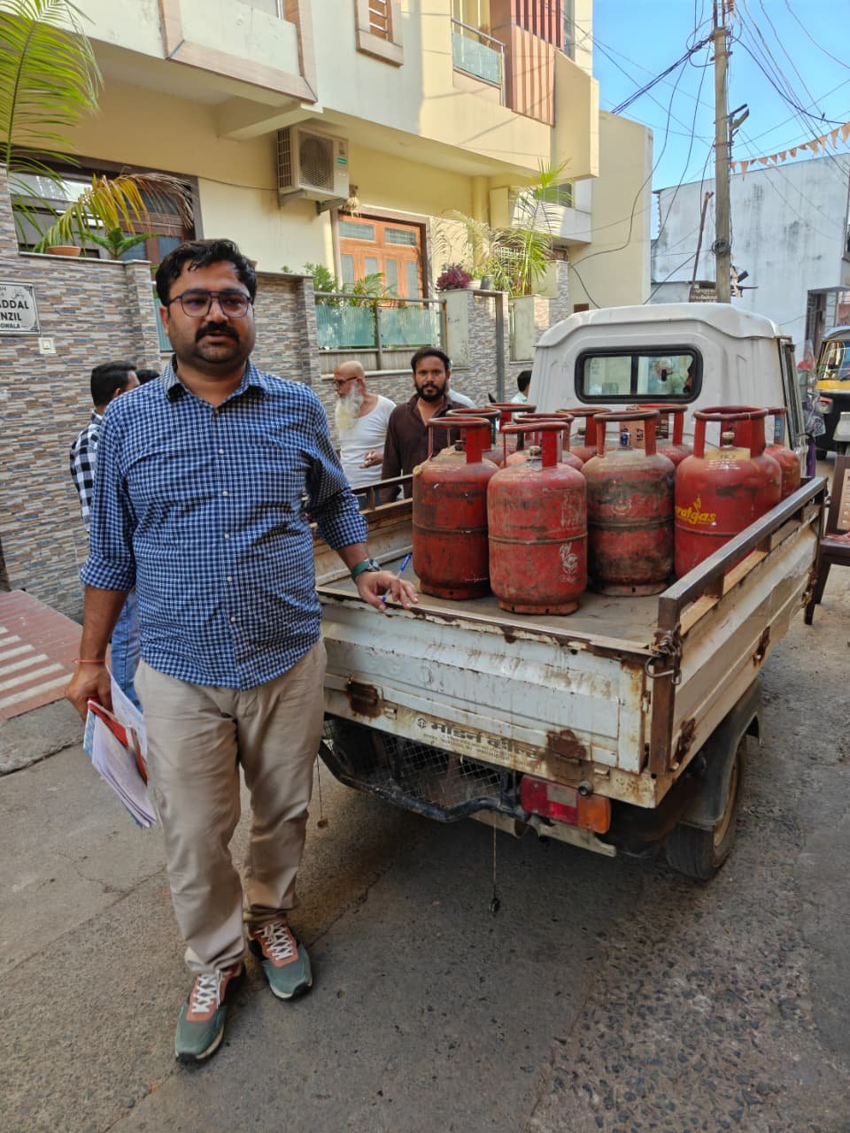 रसद विभाग ने 10 एलपीजी सिलेंडर जब्त किए