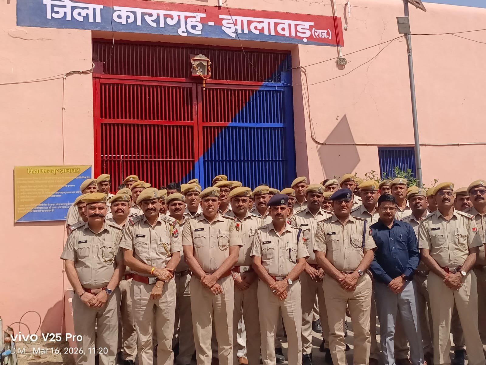 कलेक्टर-एसपी के नेतृत्व में 100 पुलिसकर्मियाें ने जेल चप्पे-चप्पे की जांच की, लेकिन कोई संदिग्ध वस्तु नहीं मिली