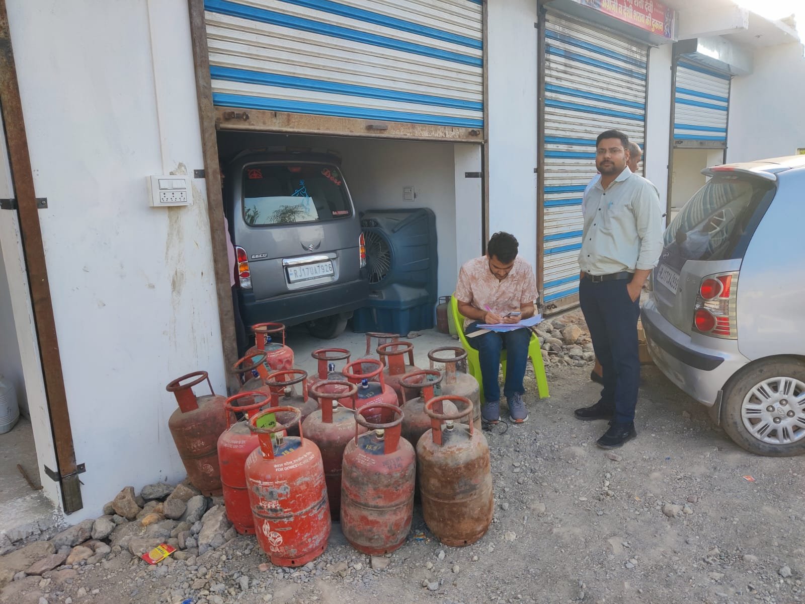एलपीजी सिलेंडरों से वाहनों मे कर रहा था रिफिलिंग, डीएसओ ने 15 सिलेंडर जब्त किए