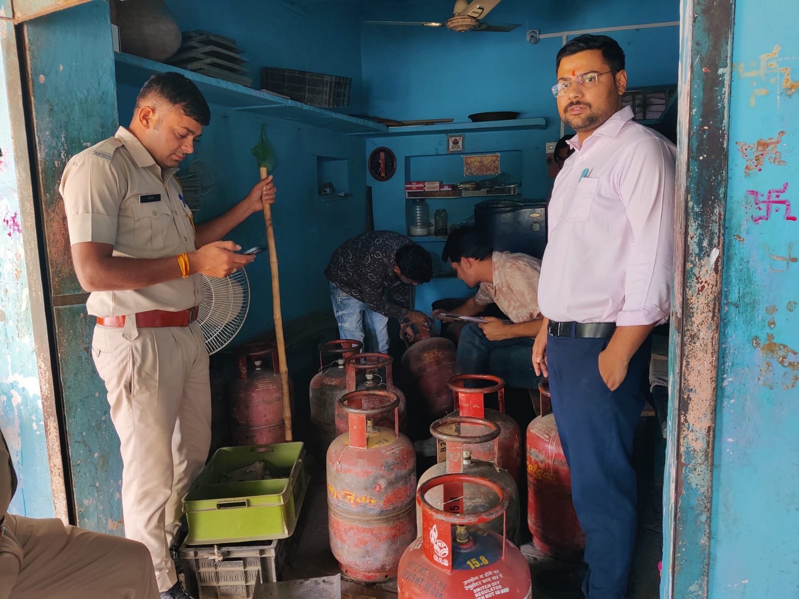 एलपीजी सिलेंडरो से वाहनों मे हो रही थी रिफिलिंग, 15 सिलेंडर व उपकरण जब्त किए