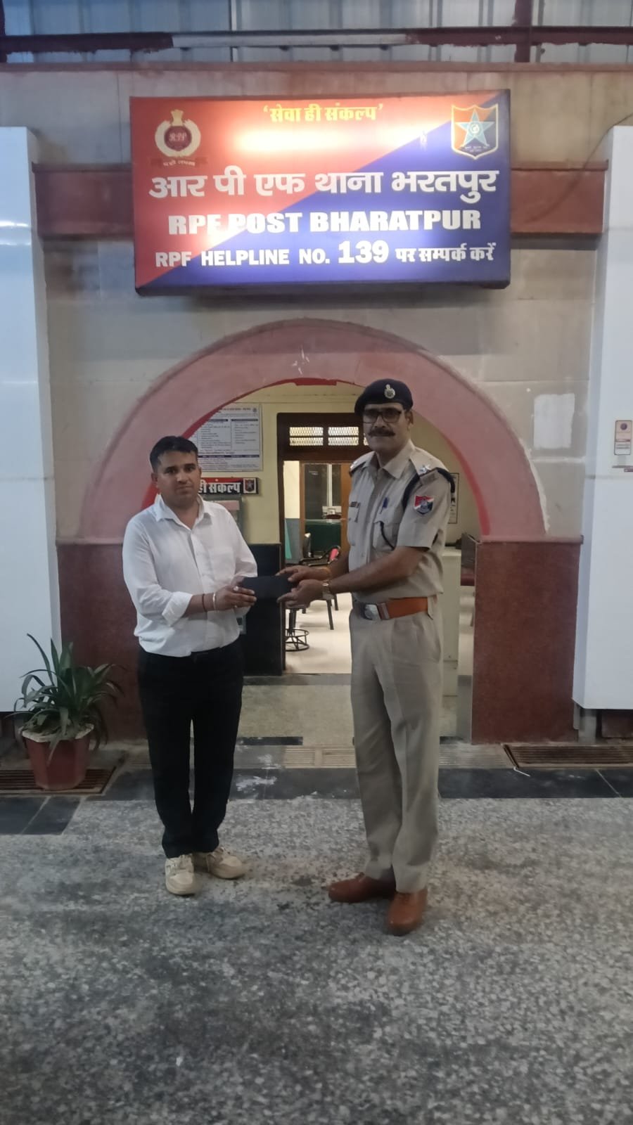 आपरेशन अमानत : रेसुब की सतर्कता से यात्री का खोया मोबाइल वापस मिला